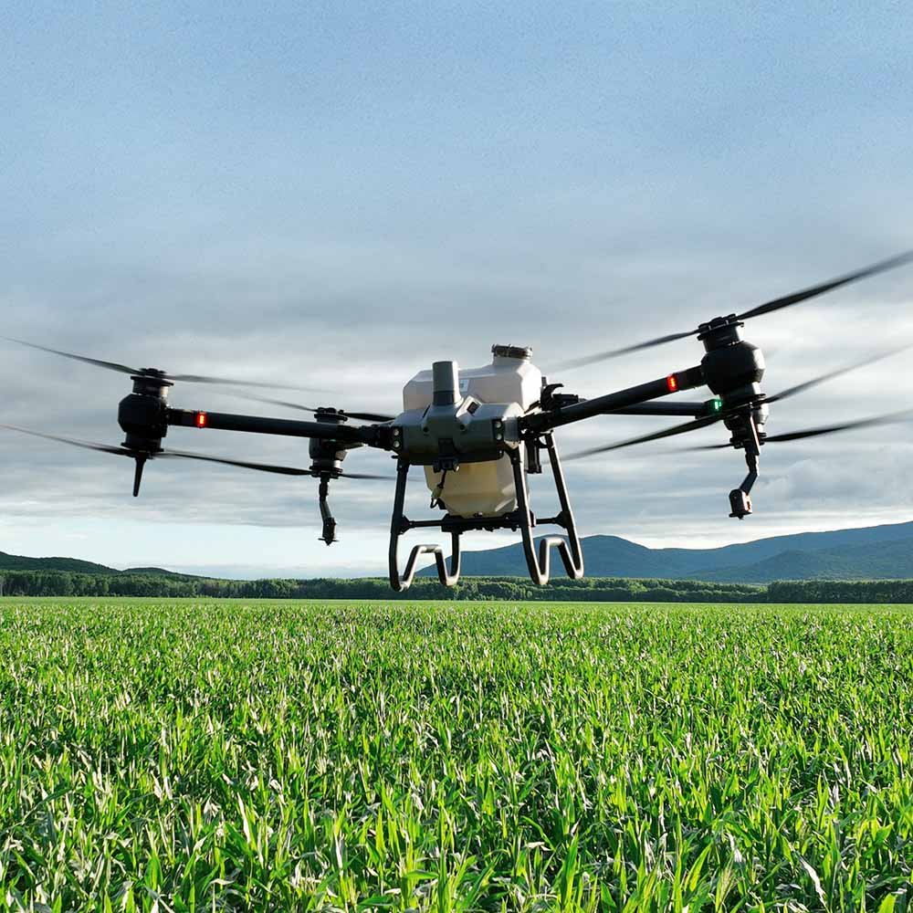 Técnico realizando manutenção em drone agrícola